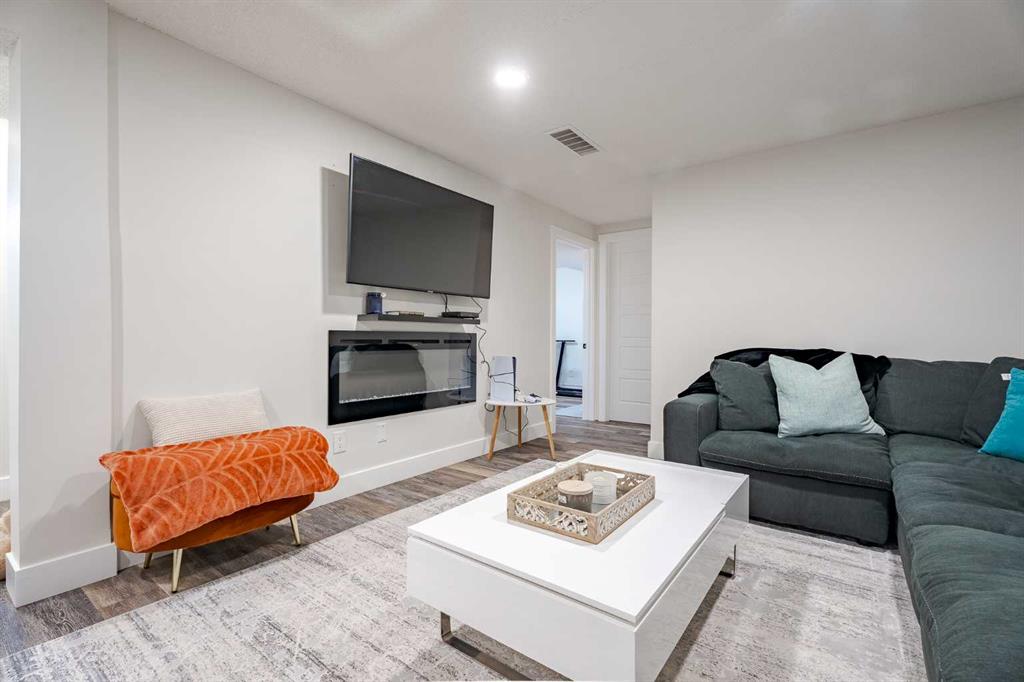 Picture for 2719 60 Street NE https://www.cirrealty.ca/reb/creb/62/A2266662_29.jpg