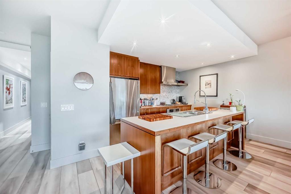 Picture for 201, 2124 17 Street 