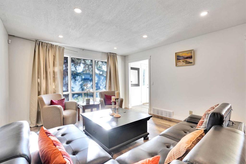 Picture for 76 Coach Manor Rise SW