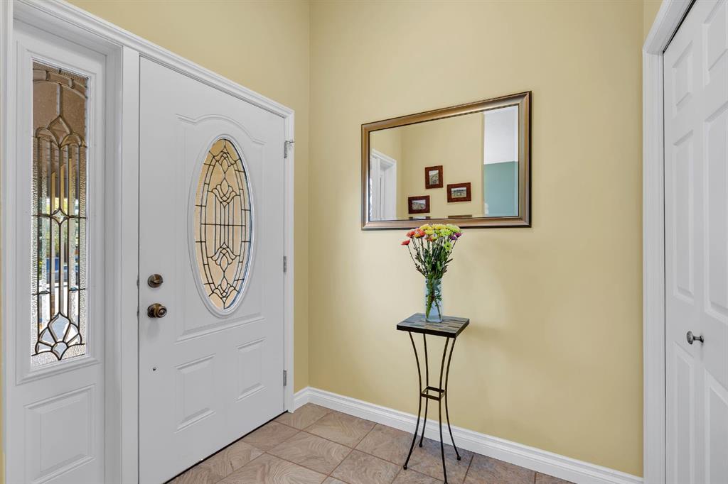 Picture for 32 Rideau Close SW