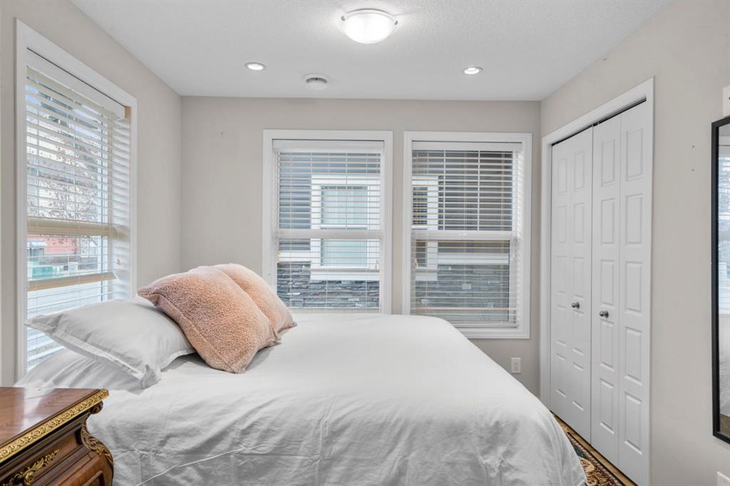 Picture for 2001, 280 Williamstown Close NW