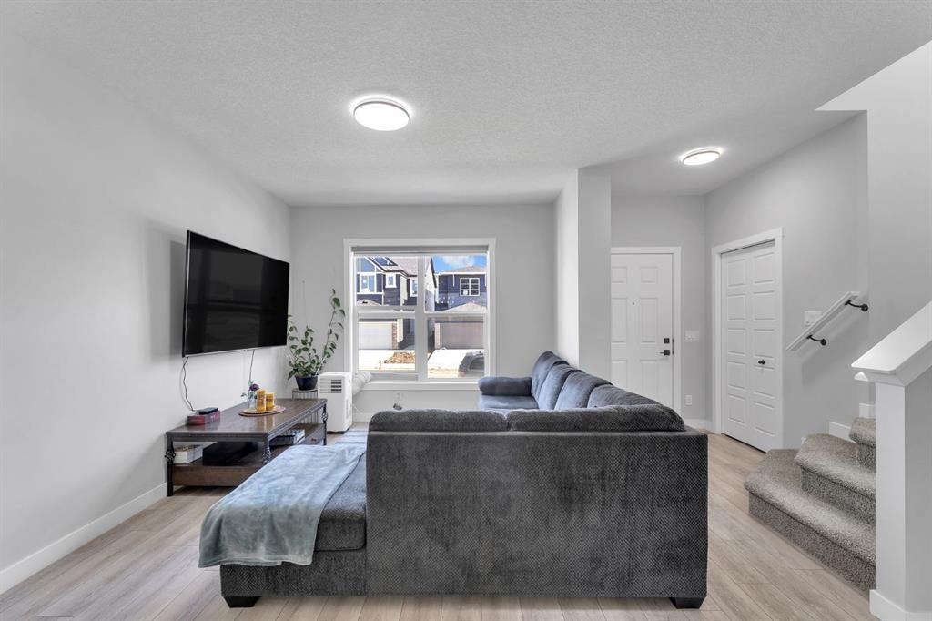 Picture for 67 Corner Glen Gardens NE