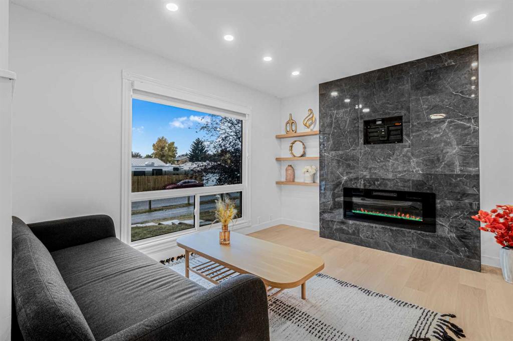 Picture for 2, 112 Erin Grove Close SE