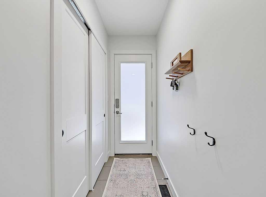 Picture for 2, 2127 34 Avenue SW