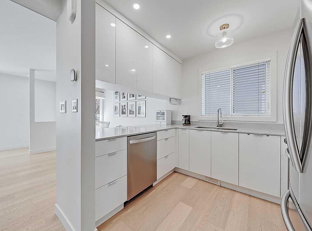 Picture for 2, 2127 34 Avenue SW