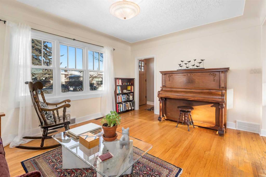 Picture for 421 19 Avenue NE