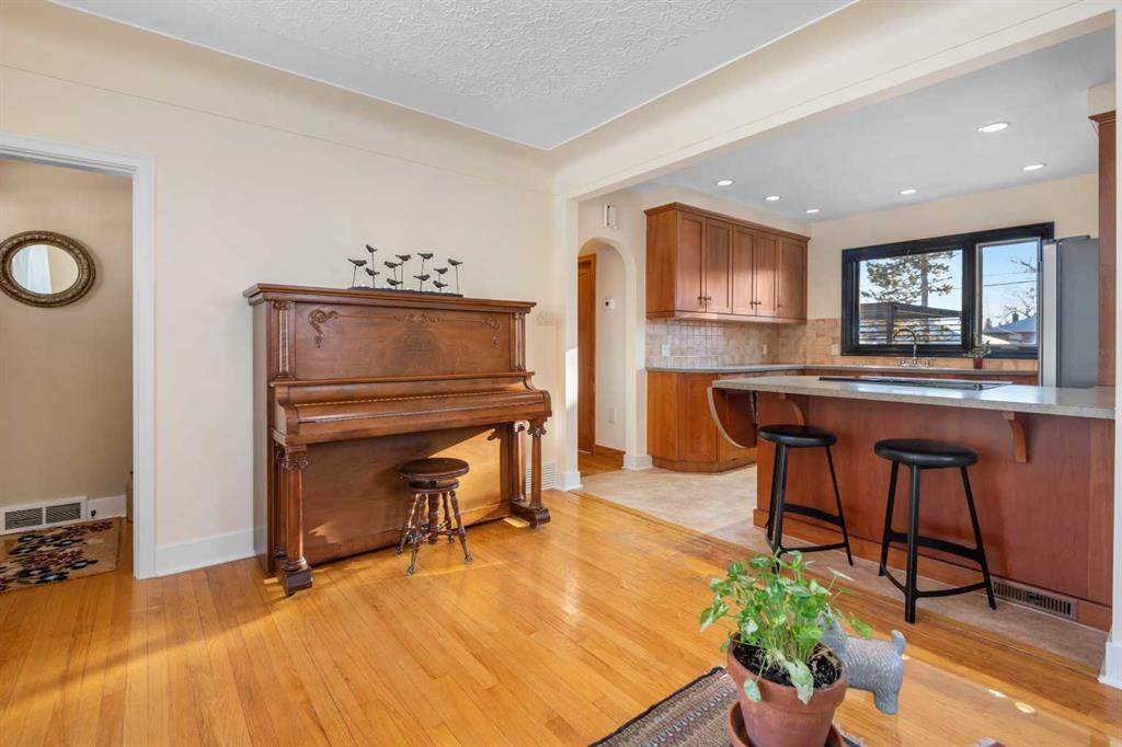 Picture for 421 19 Avenue NE