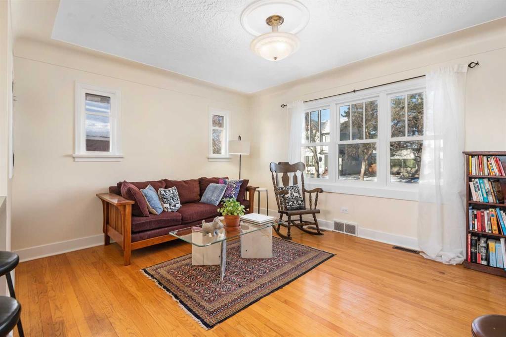 Picture for 421 19 Avenue NE