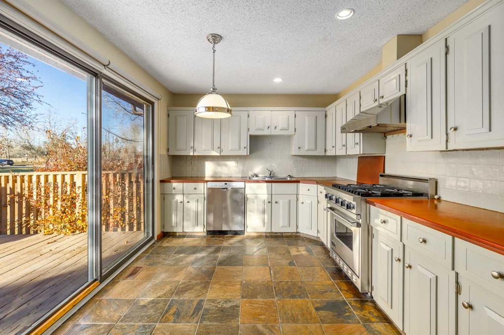 Picture for 135 Oakfern Way SW https://www.cirrealty.ca/reb/creb/71/A2266571_12.jpg