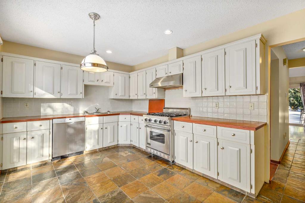 Picture for 135 Oakfern Way SW https://www.cirrealty.ca/reb/creb/71/A2266571_14.jpg