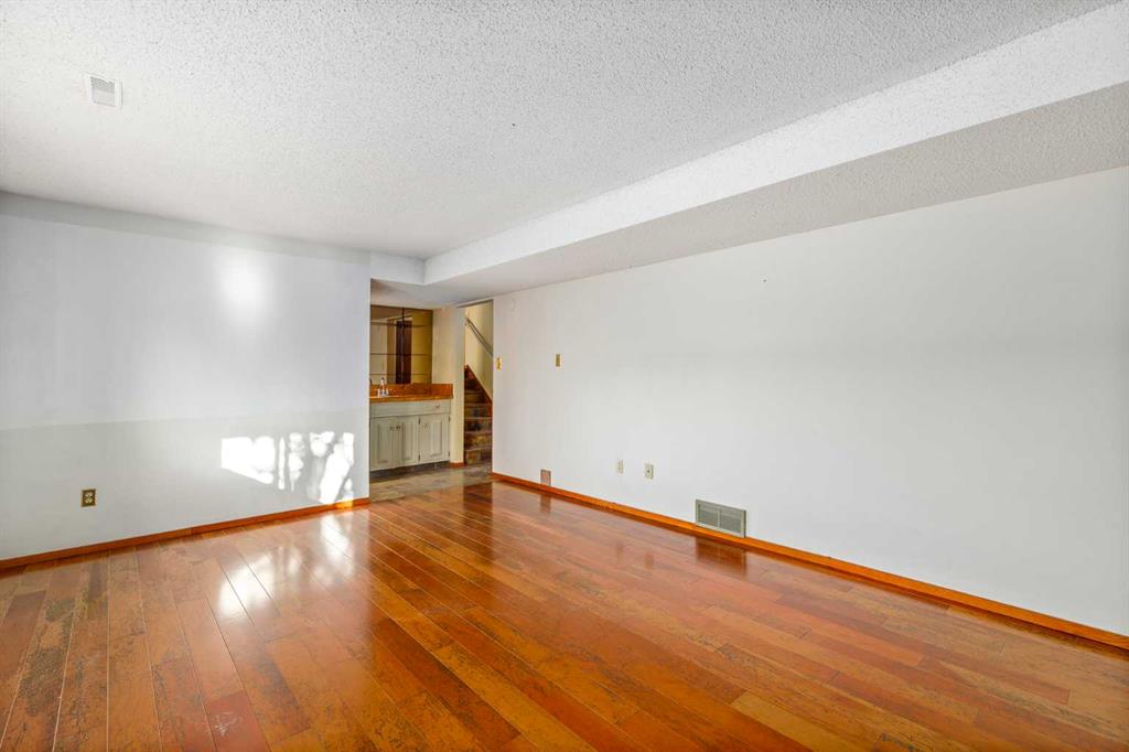Picture for 135 Oakfern Way SW https://www.cirrealty.ca/reb/creb/71/A2266571_34.jpg