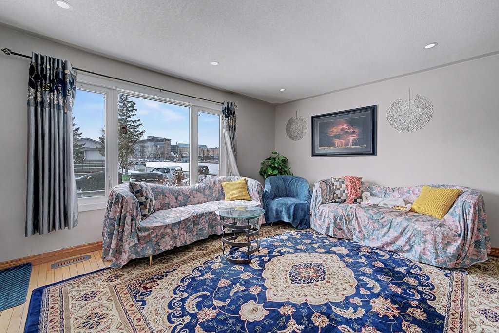 Picture for 38 Whitman Close NE