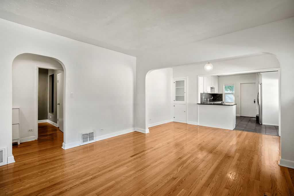 Picture for 453 22 Avenue NW