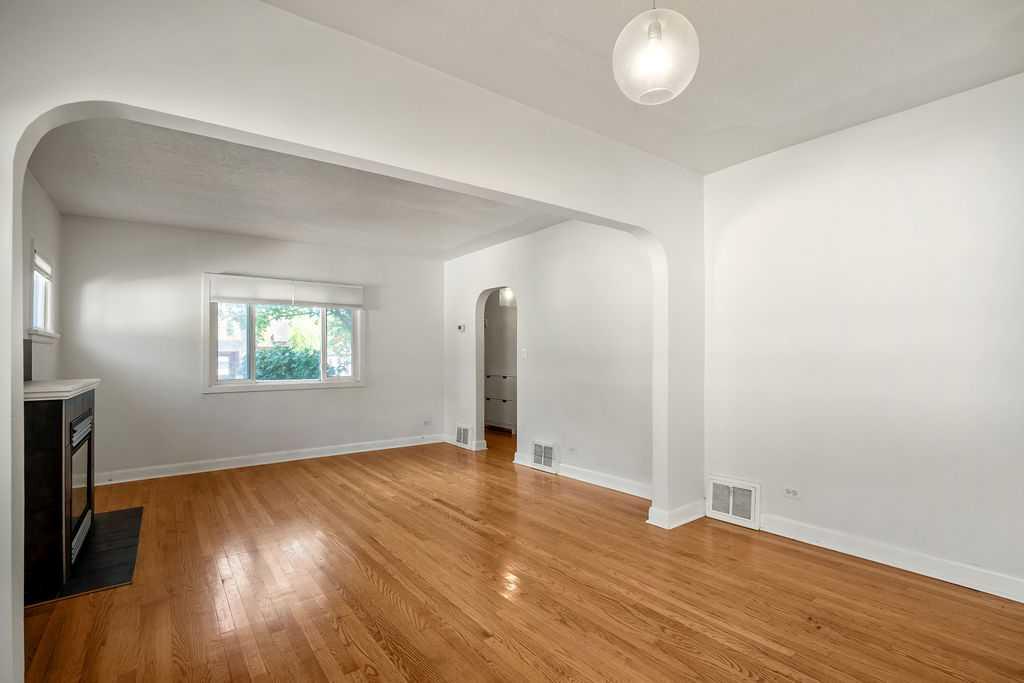 Picture for 453 22 Avenue NW