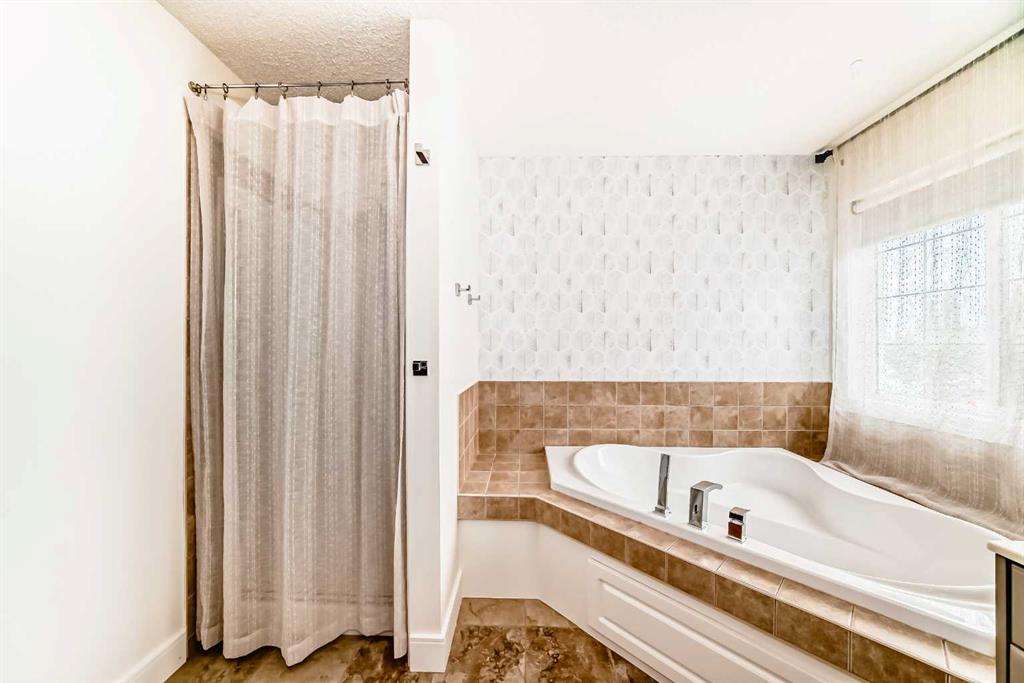 Picture for 2 Tuscany Estates Crescent NW https://www.cirrealty.ca/reb/creb/74/A2267374_30.jpg