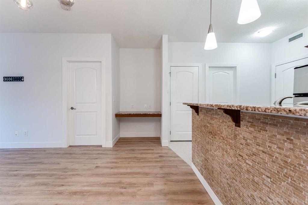 Picture for 214, 70 Royal Oak Plaza NW