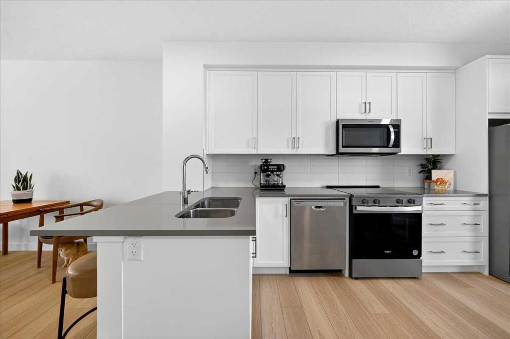 Picture for 304, 437 Alpine Avenue SW