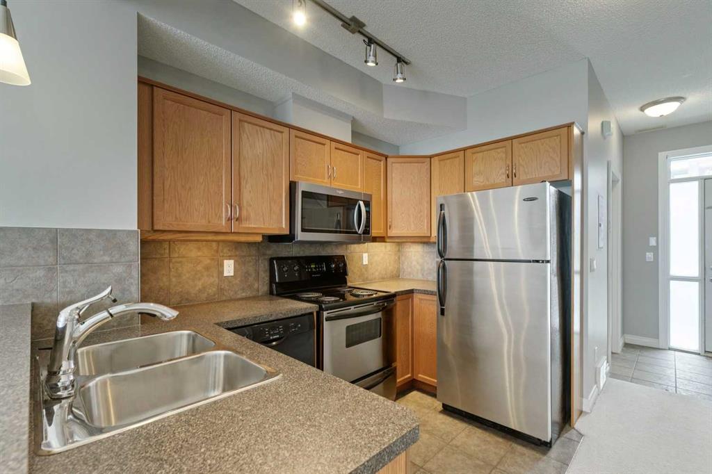 Picture for 14, 133 Rockyledge View NW