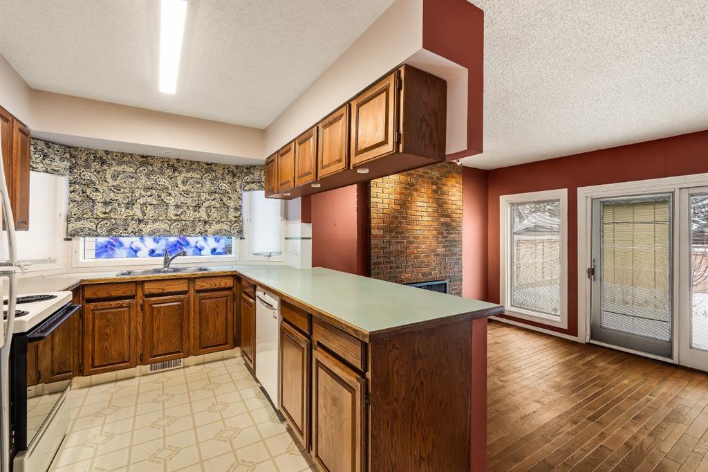 Picture for 716 Coach Bluff Crescent SW