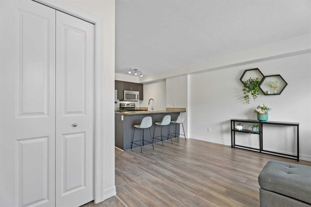 Picture for 410, 121 Copperpond Common SE