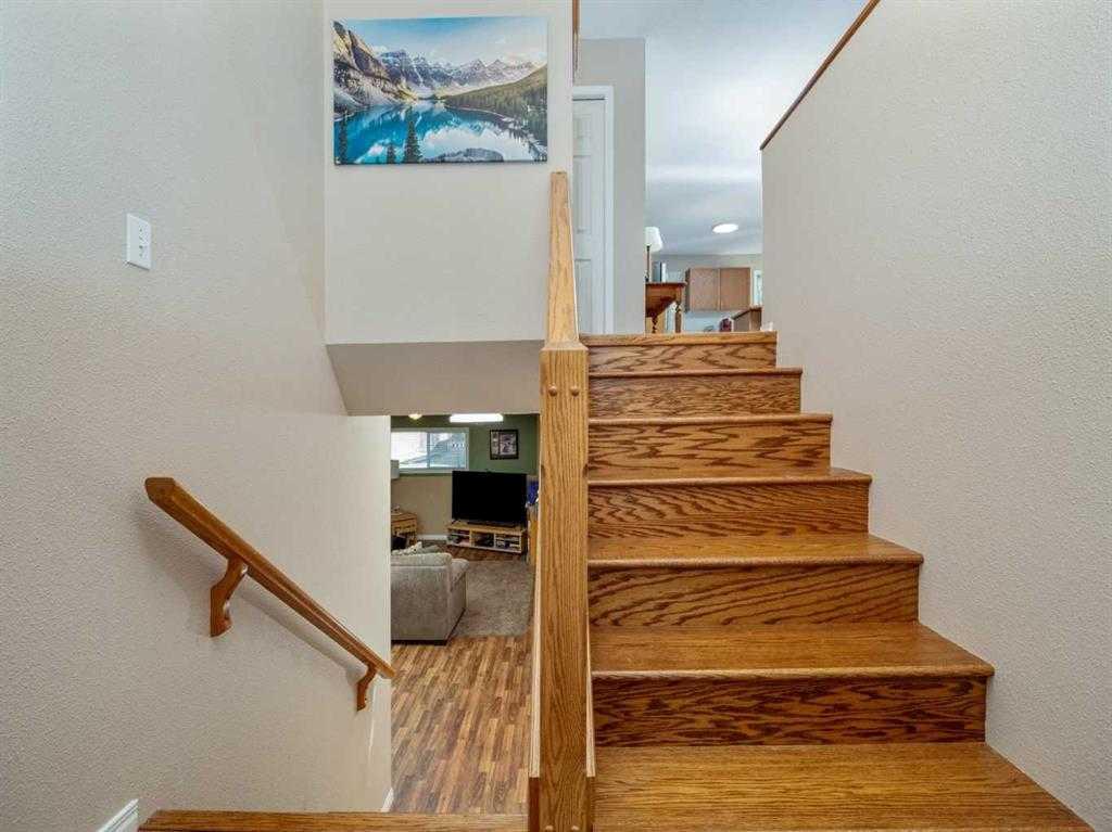 Picture for 33 Peigan Court W