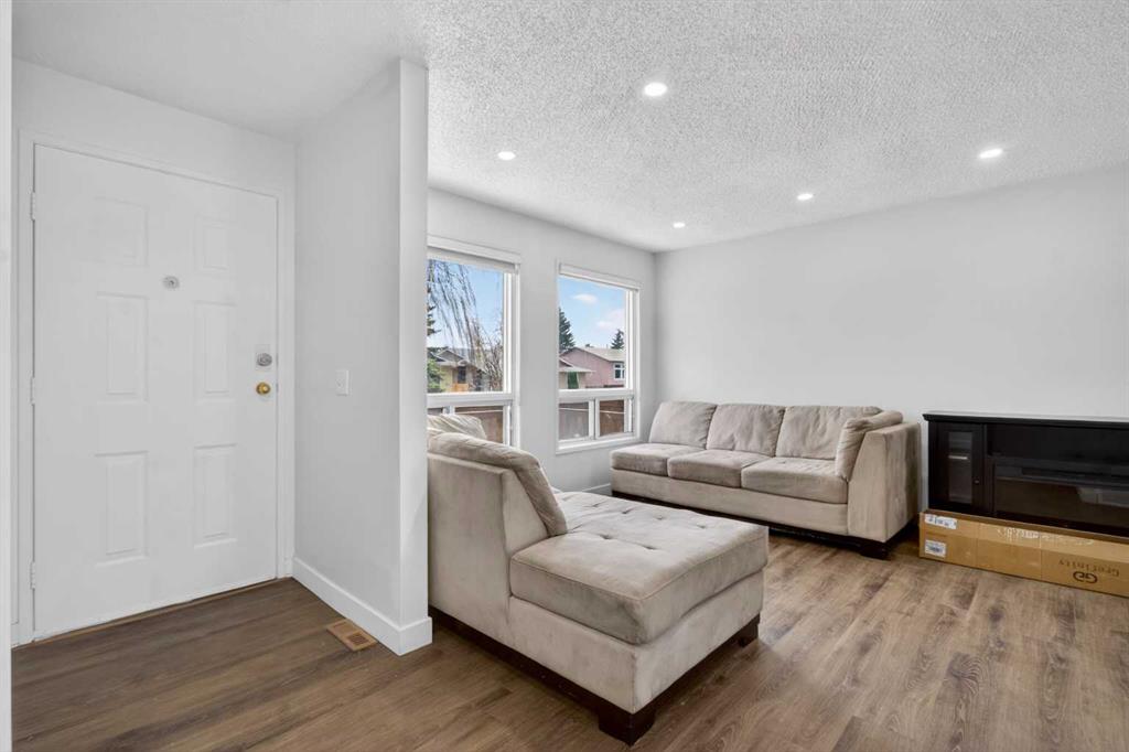 Picture for 128 Castledale Crescent NE