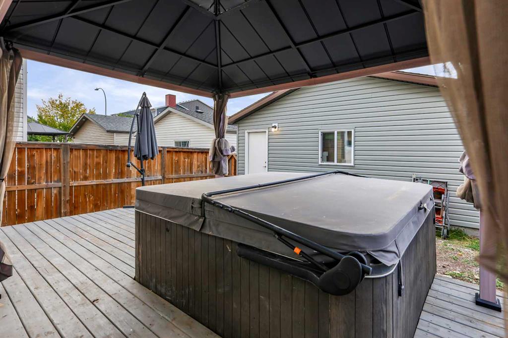 Picture for 160 Copperpond Rise SE