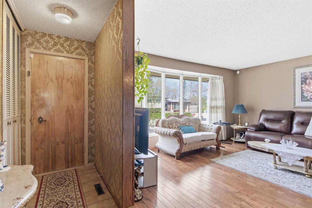 Picture for 6004 Lloyd Crescent SW