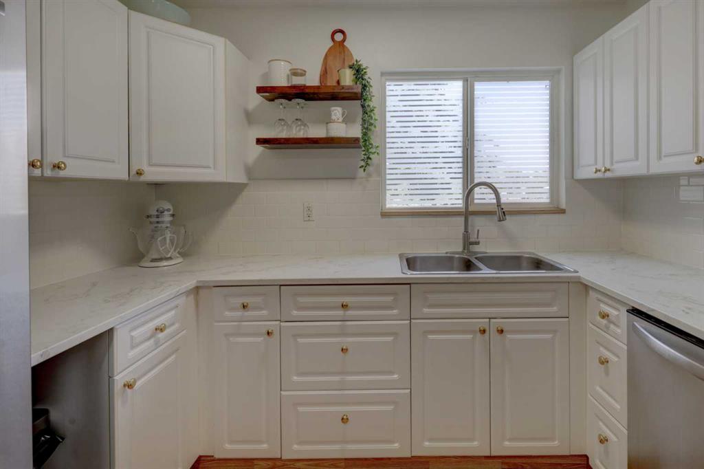 Picture for 10, 707 Westmount Drive 