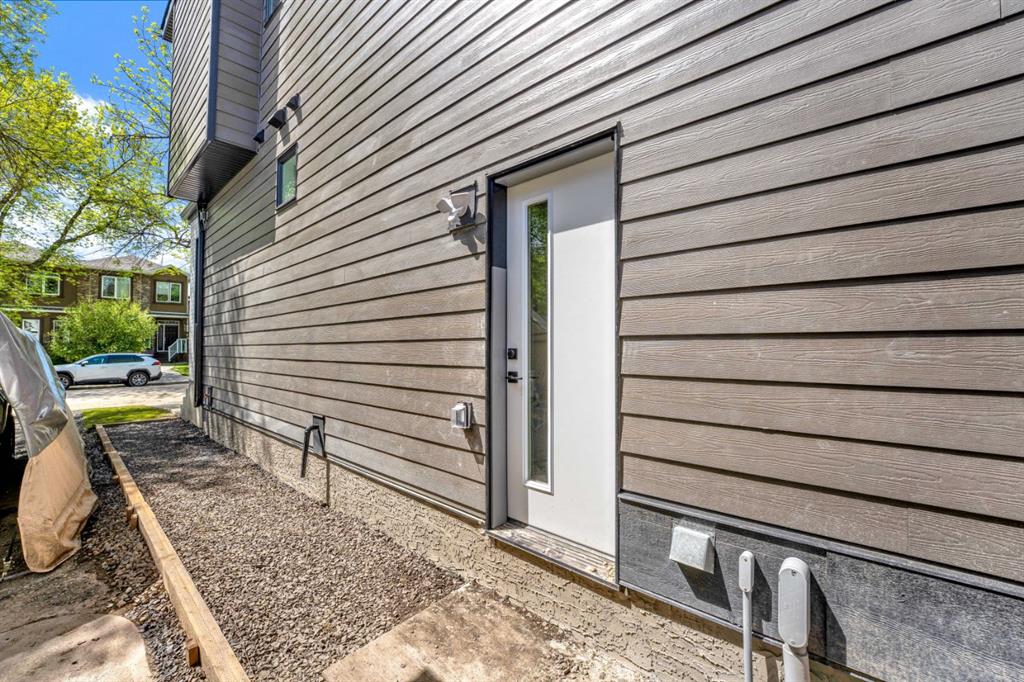 Picture for 432 23 Avenue NW