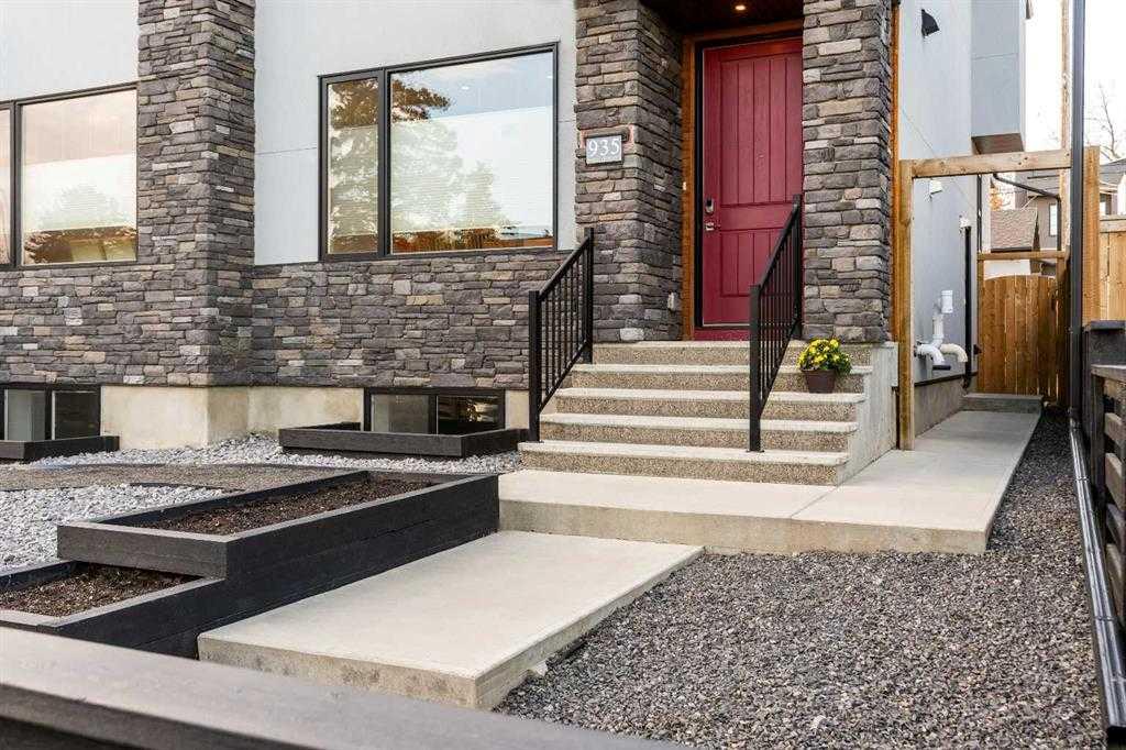 Picture for 935 Regal Crescent NE