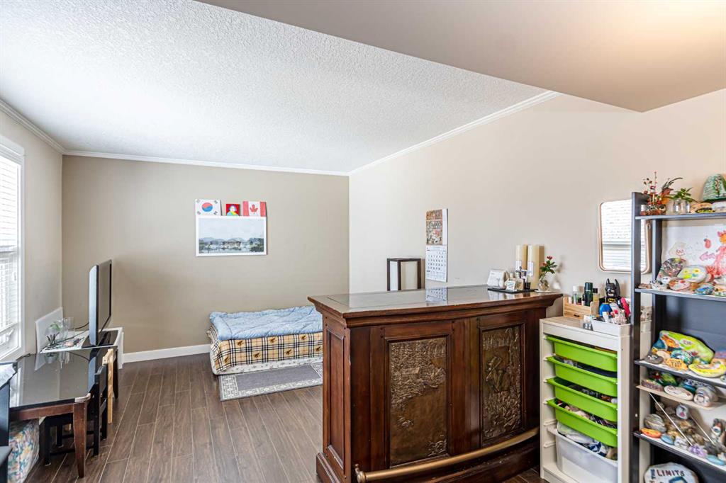 Picture for 77, 5103 35 Avenue SW