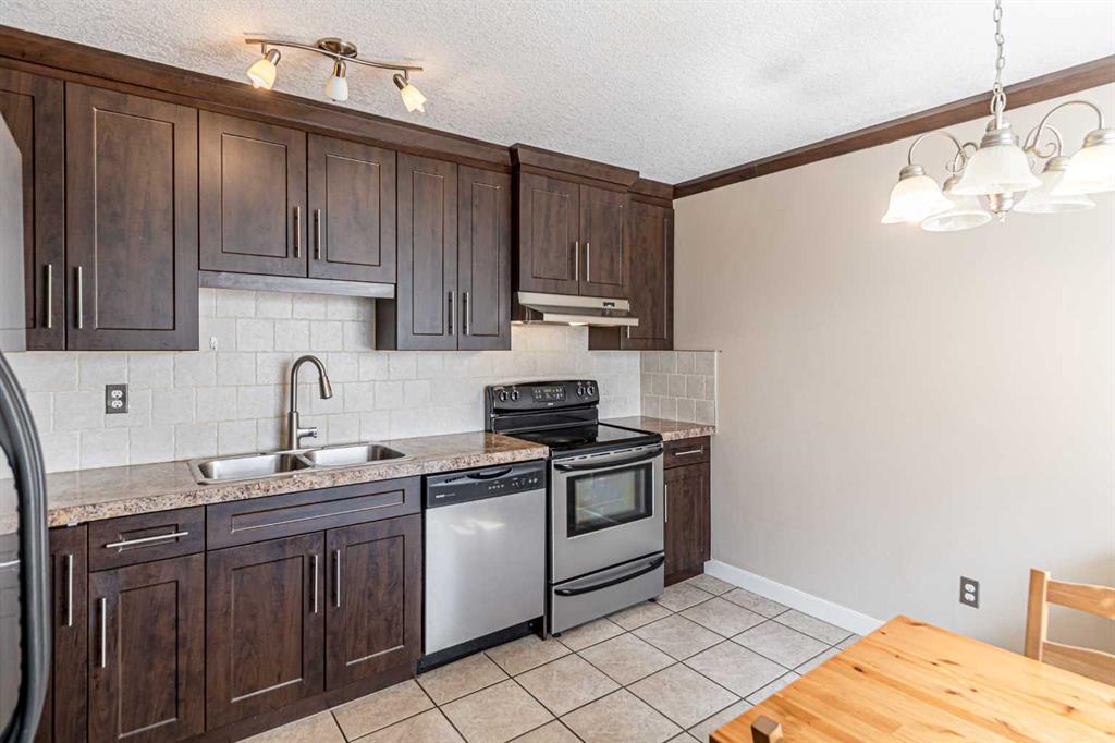 Picture for 77, 5103 35 Avenue SW