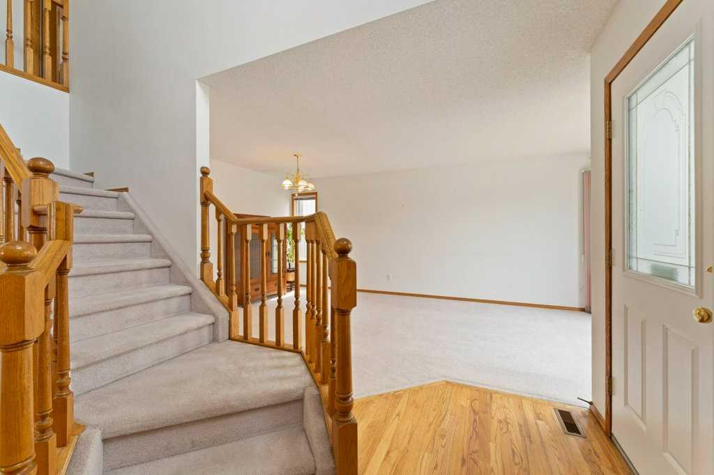 Picture for 62 Edgebrook Heights NW