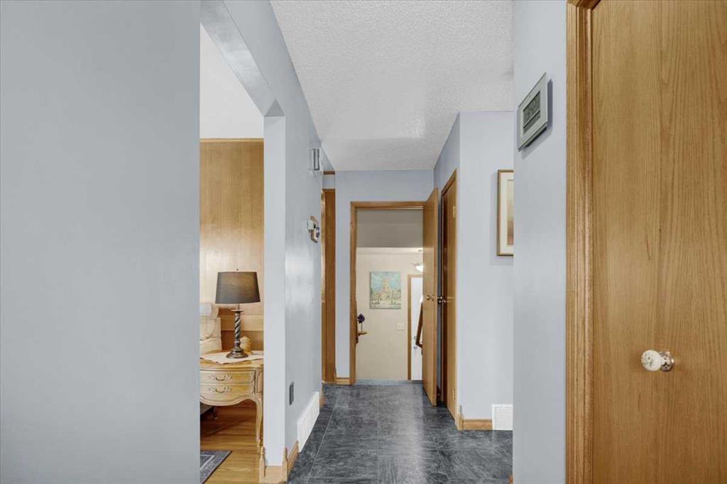 Picture for 415 12 Street E