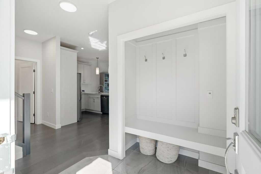 Picture for 2, 3318 Centre Street NE