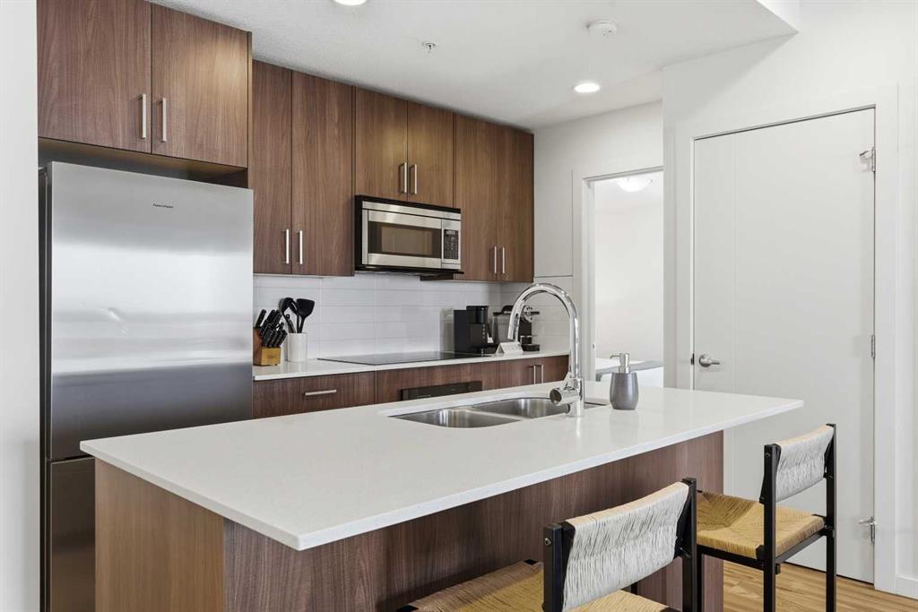 Picture for 305, 1629 38 Street SW