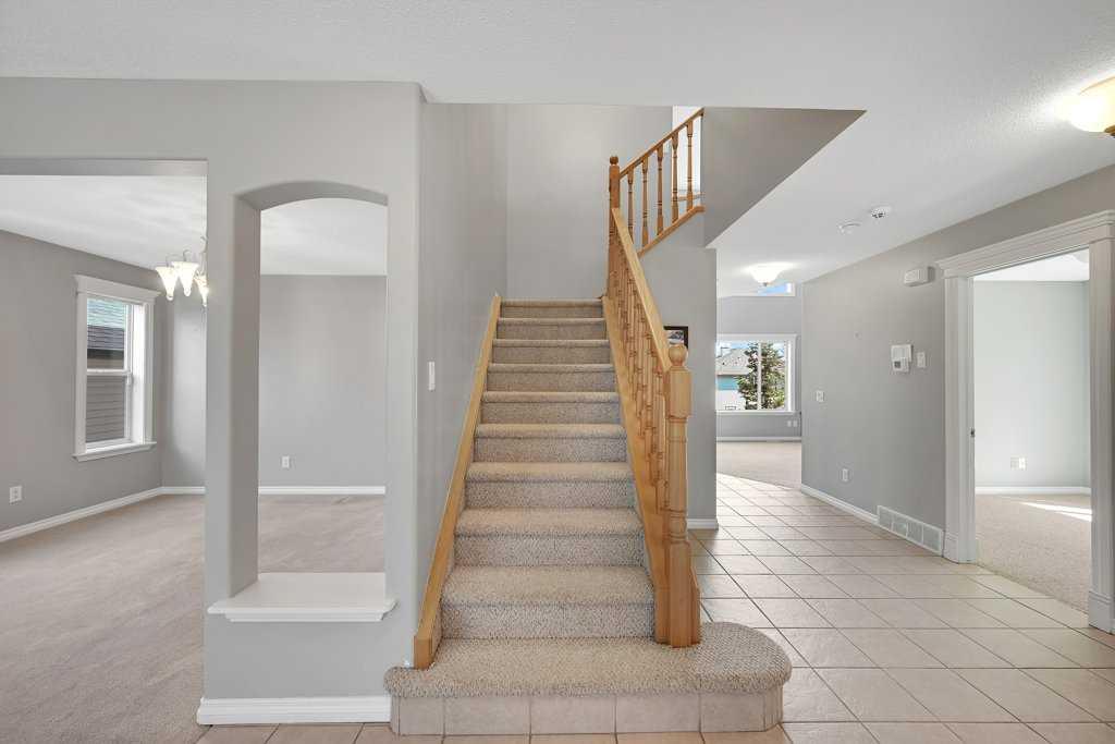 Picture for 8 Valley Creek Crescent NW