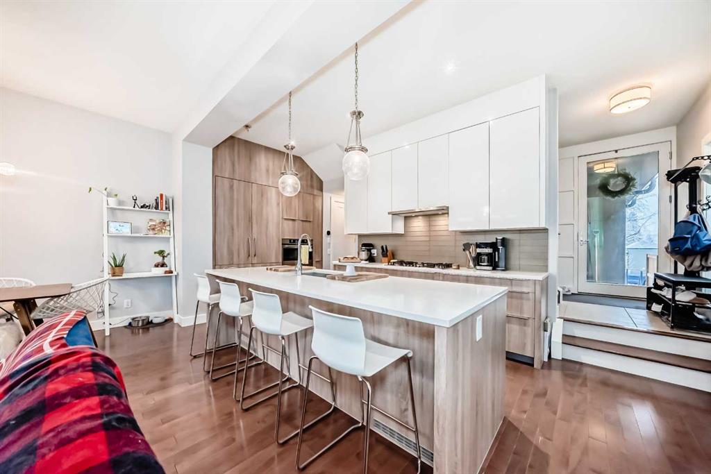 Picture for 2, 1709 36 Avenue SW