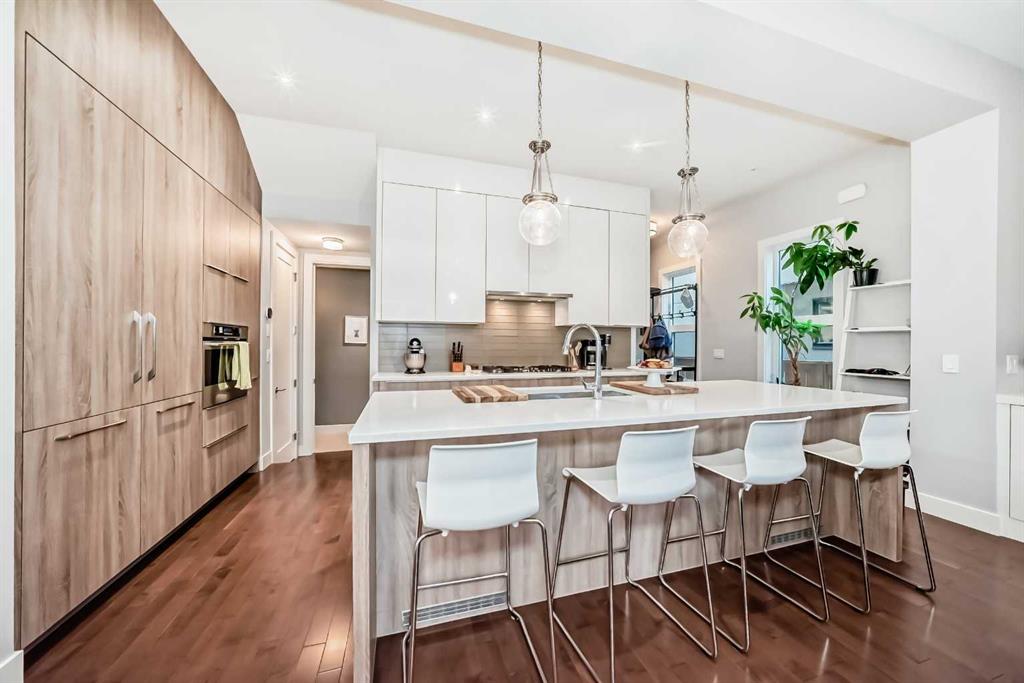 Picture for 2, 1709 36 Avenue SW