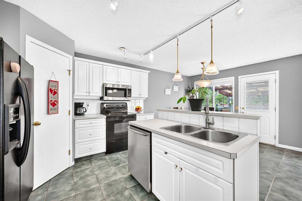 Picture for 220 Shawbrooke Manor SW
