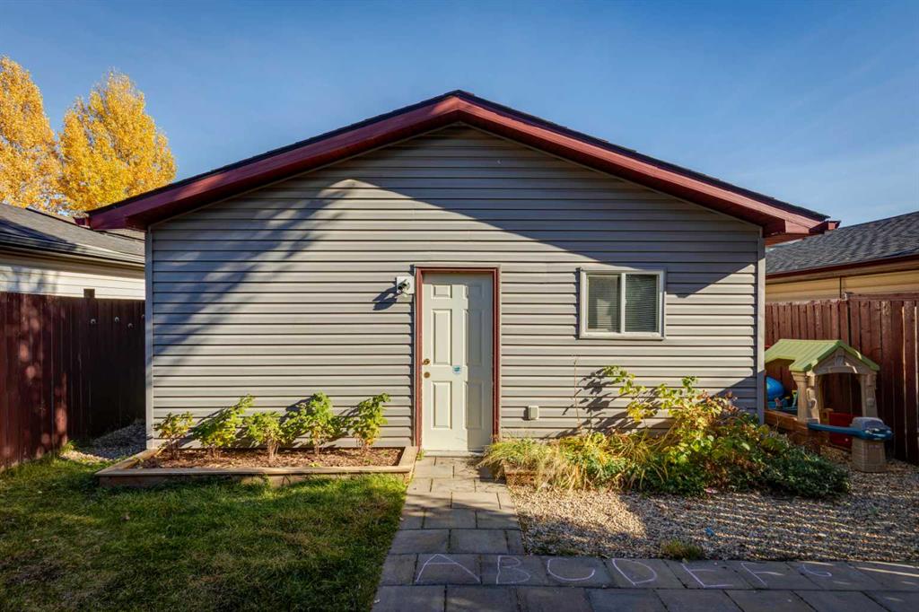 Picture for 85 Crystal Shores Crescent  https://www.cirrealty.ca/reb/creb/85/A2266485_32.jpg