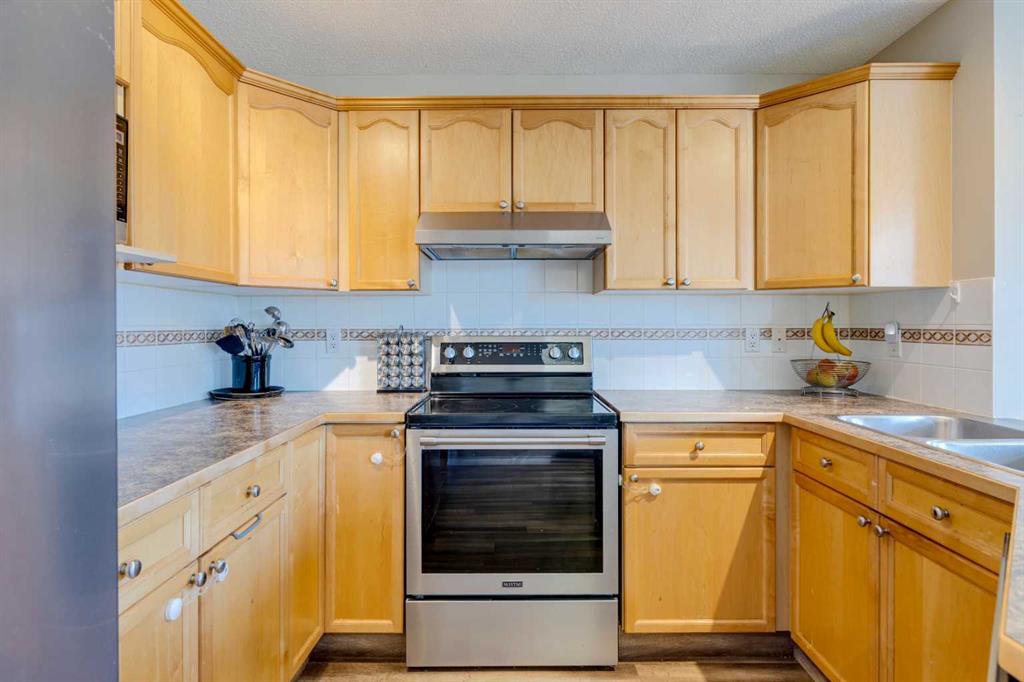 Picture for 85 Crystal Shores Crescent  https://www.cirrealty.ca/reb/creb/85/A2266485_8.jpg