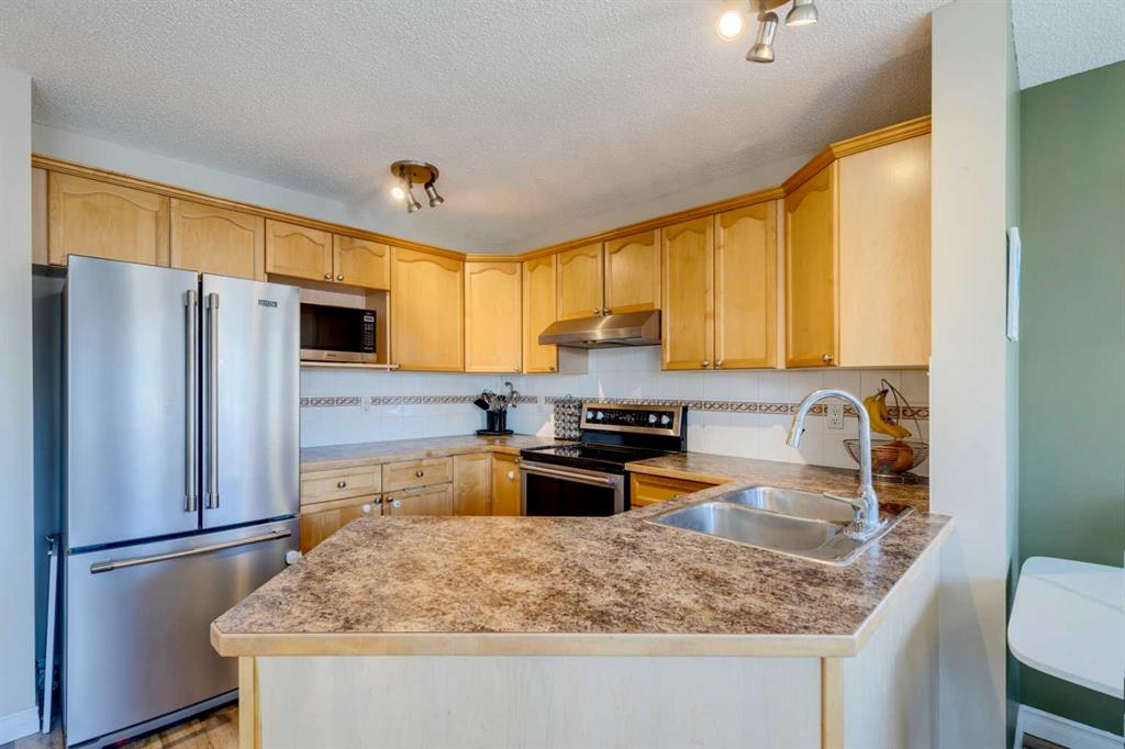Picture for 85 Crystal Shores Crescent  https://www.cirrealty.ca/reb/creb/85/A2266485_9.jpg