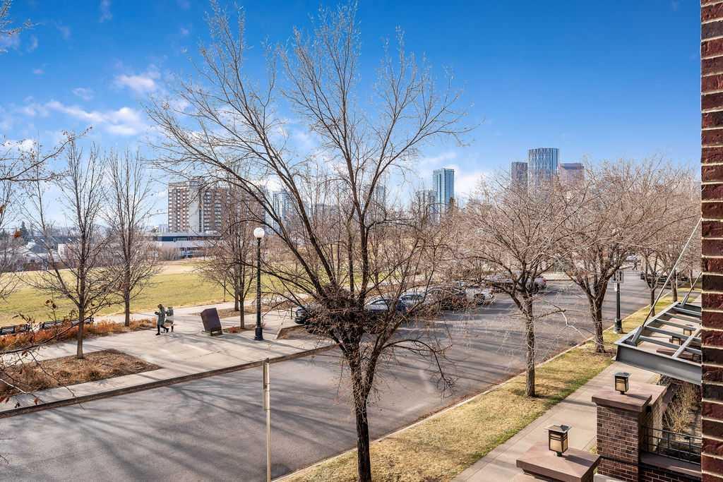 Picture for 114, 930 Centre Avenue NE