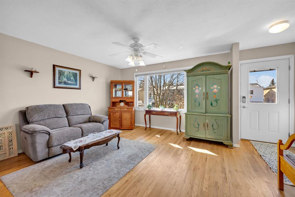 Picture for 36 Alpine Crescent SE