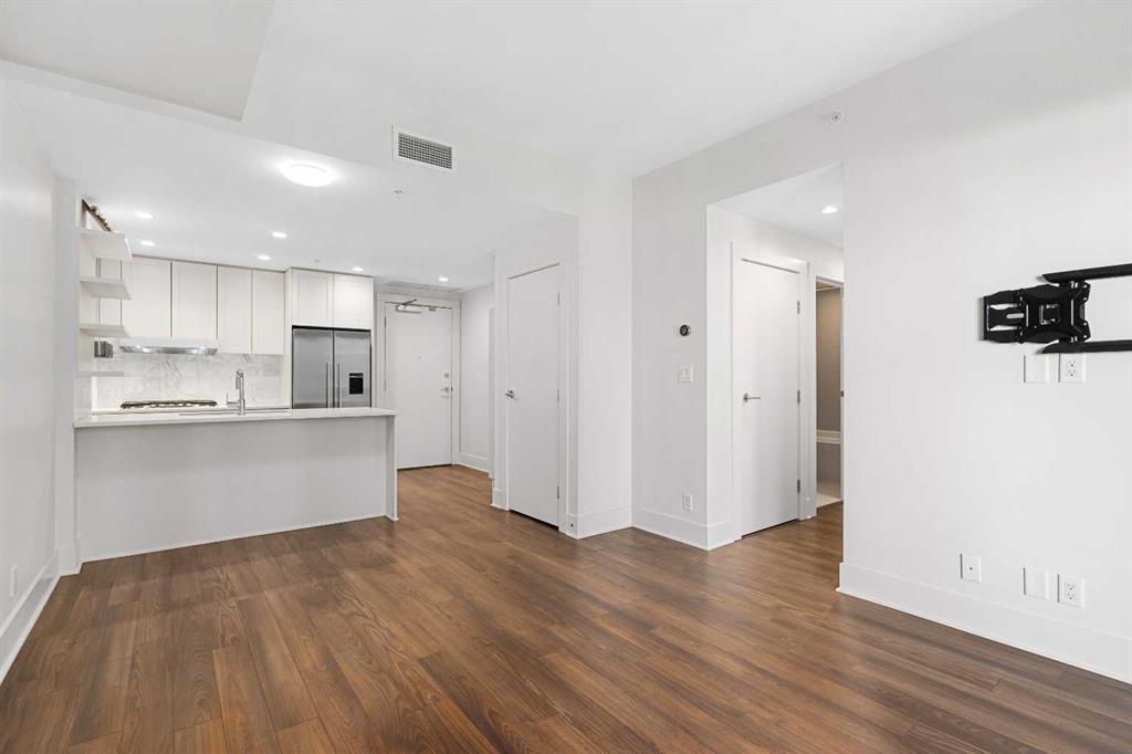 Picture for 701, 46 9 Street NE