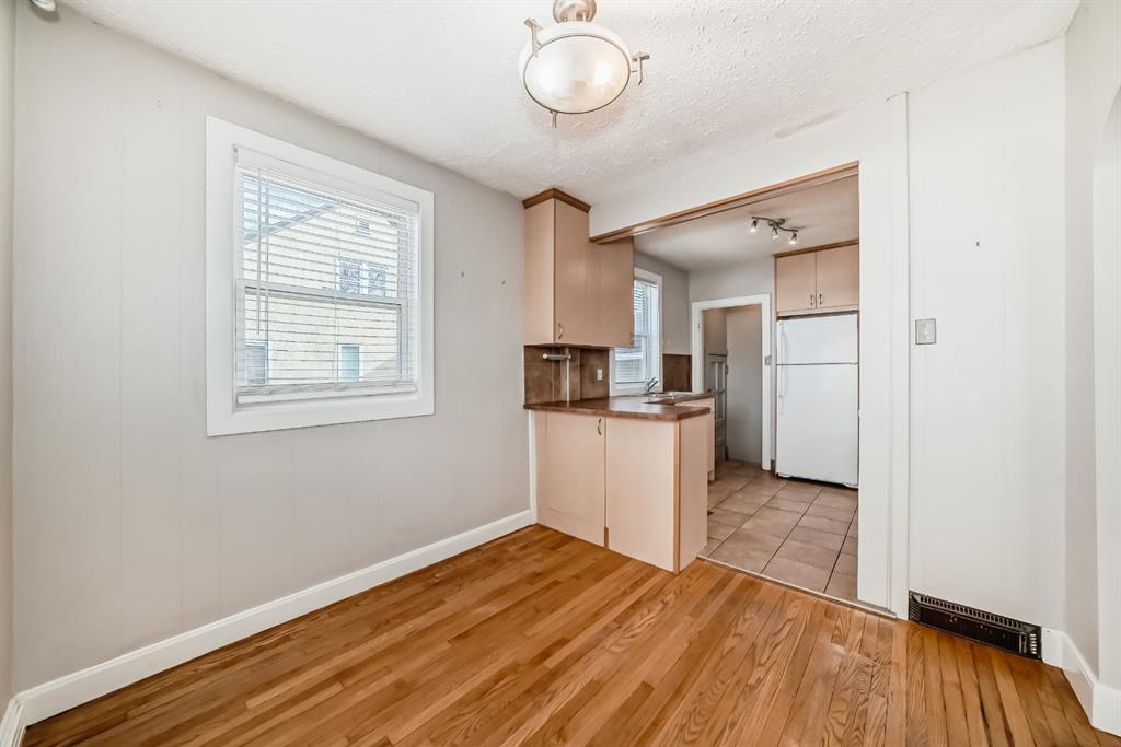 Picture for 319 11 Avenue NE https://www.cirrealty.ca/reb/creb/88/A2263388_15.jpg