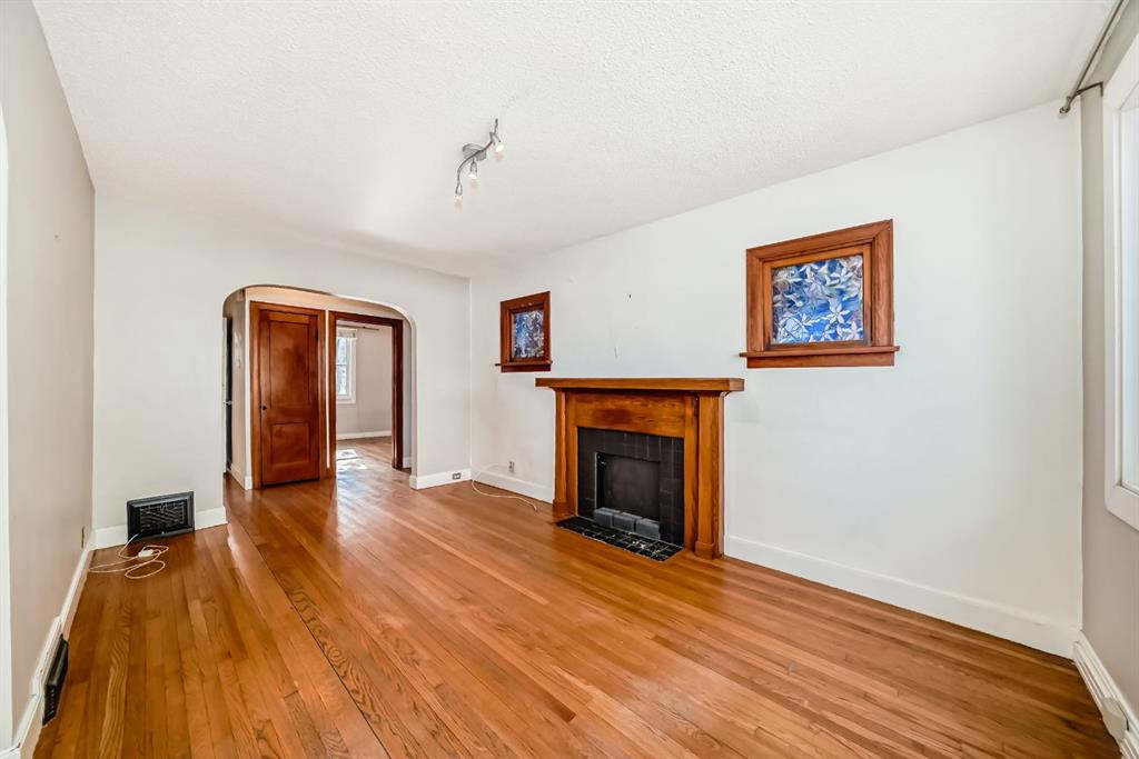 Picture for 319 11 Avenue NE https://www.cirrealty.ca/reb/creb/88/A2263388_16.jpg