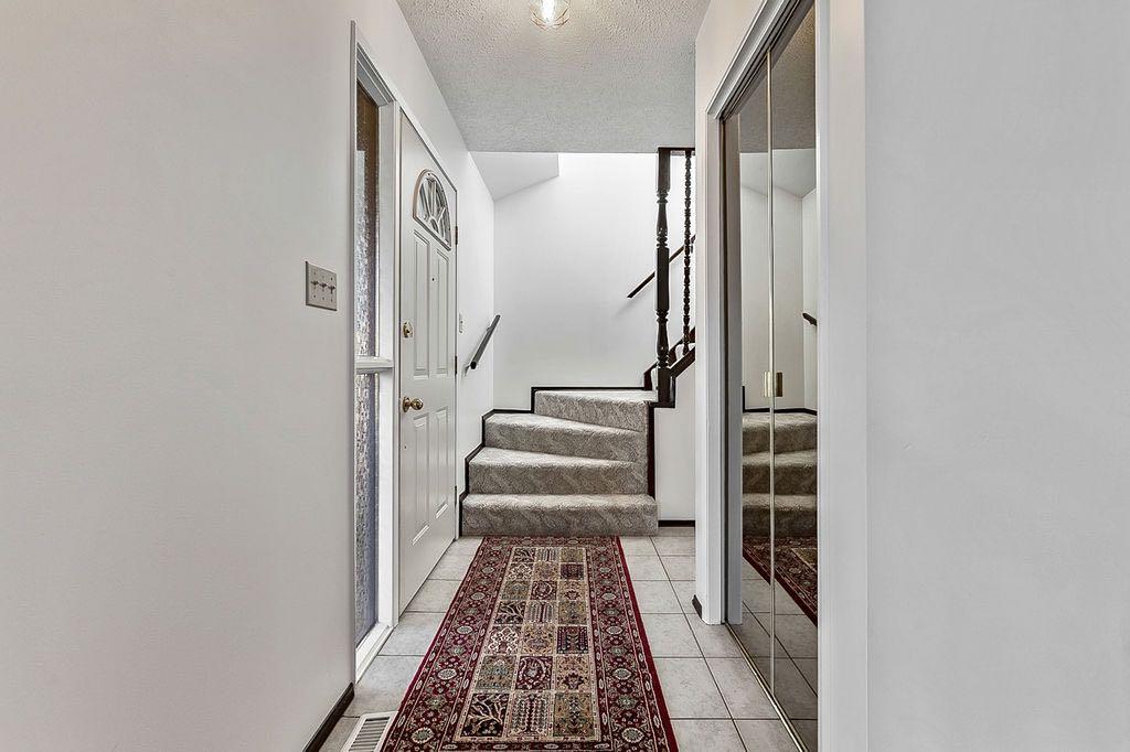 Picture for 60 Rundlelawn Place NE